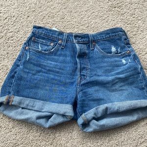 medium wash Levi’s 501 shorts